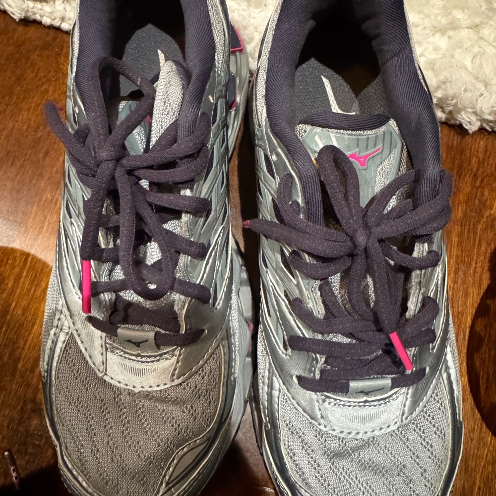 Mizuno women’s Sneakers in Gray with Pink Highlights